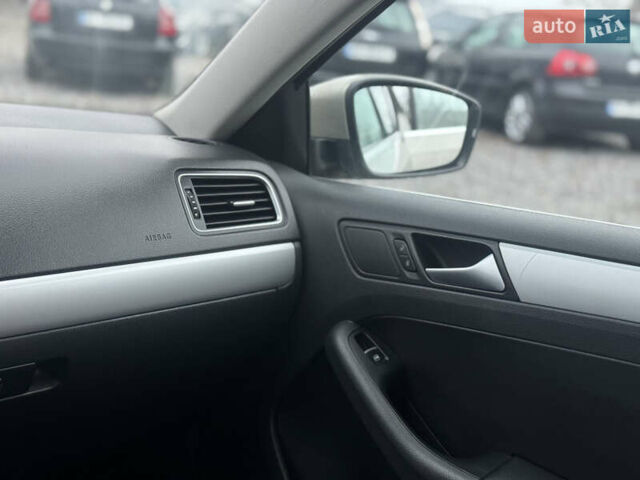 Бежевий Фольксваген Джетта, об'ємом двигуна 2.5 л та пробігом 282 тис. км за 7400 $, фото 28 на Automoto.ua