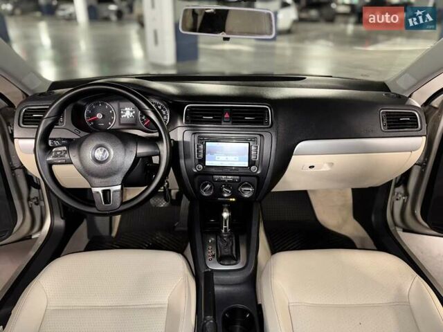 Бежевий Фольксваген Джетта, об'ємом двигуна 2.48 л та пробігом 229 тис. км за 8700 $, фото 27 на Automoto.ua