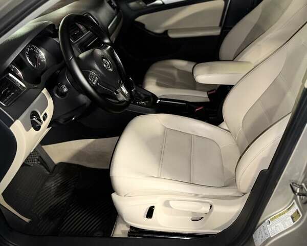 Бежевий Фольксваген Джетта, об'ємом двигуна 2.48 л та пробігом 229 тис. км за 8700 $, фото 18 на Automoto.ua