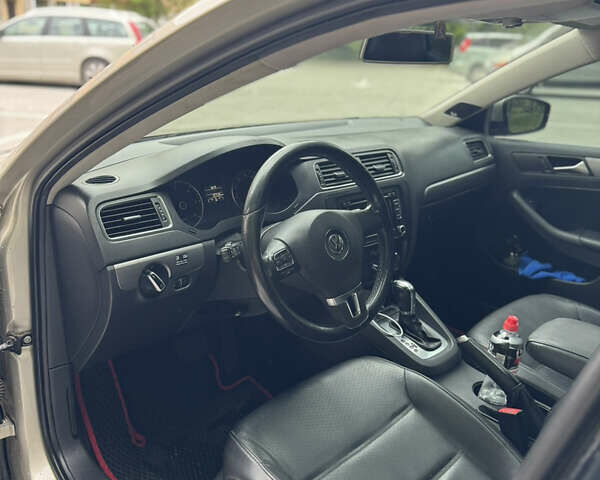 Бежевий Фольксваген Джетта, об'ємом двигуна 1.97 л та пробігом 220 тис. км за 8999 $, фото 7 на Automoto.ua