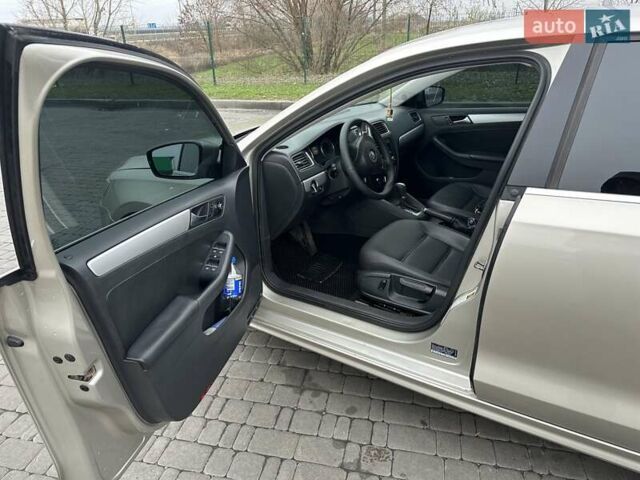 Бежевый Фольксваген Джетта, объемом двигателя 2.5 л и пробегом 224 тыс. км за 8600 $, фото 9 на Automoto.ua