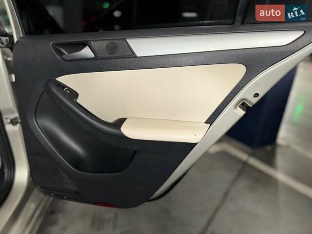 Бежевий Фольксваген Джетта, об'ємом двигуна 2.48 л та пробігом 229 тис. км за 8700 $, фото 20 на Automoto.ua