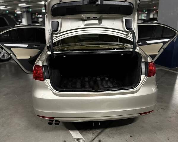 Бежевий Фольксваген Джетта, об'ємом двигуна 2.48 л та пробігом 229 тис. км за 8700 $, фото 15 на Automoto.ua