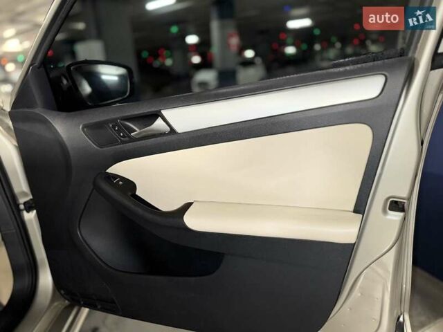 Бежевий Фольксваген Джетта, об'ємом двигуна 2.48 л та пробігом 229 тис. км за 8700 $, фото 24 на Automoto.ua