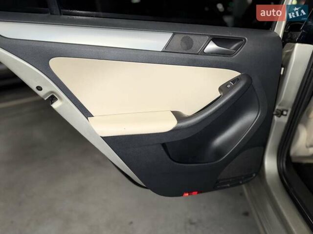 Бежевий Фольксваген Джетта, об'ємом двигуна 2.48 л та пробігом 229 тис. км за 8700 $, фото 19 на Automoto.ua