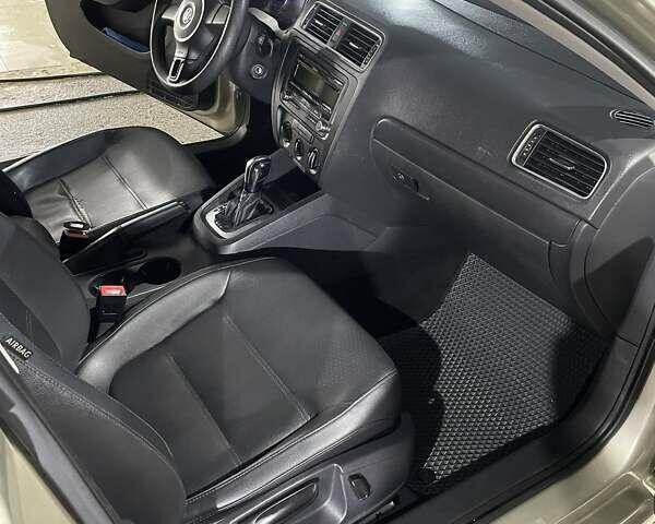 Бежевий Фольксваген Джетта, об'ємом двигуна 1.8 л та пробігом 243 тис. км за 7950 $, фото 12 на Automoto.ua