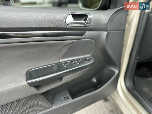 Бежевий Фольксваген Джетта, об'ємом двигуна 2.48 л та пробігом 220 тис. км за 7200 $, фото 10 на Automoto.ua