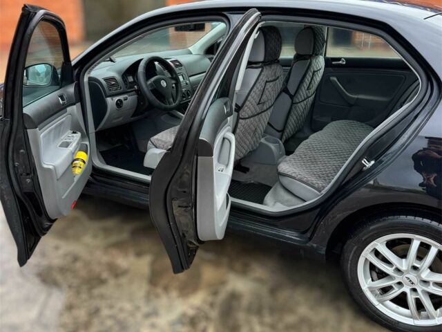 Черный Фольксваген Джетта, объемом двигателя 1.6 л и пробегом 282 тыс. км за 4500 $, фото 6 на Automoto.ua