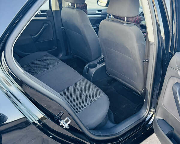 Черный Фольксваген Джетта, объемом двигателя 1.6 л и пробегом 248 тыс. км за 7400 $, фото 9 на Automoto.ua