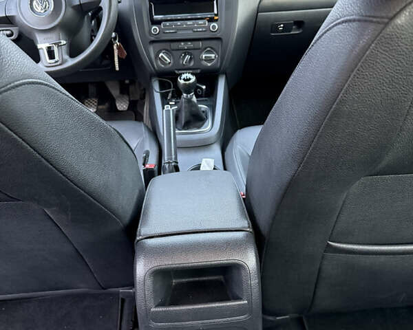 Черный Фольксваген Джетта, объемом двигателя 2.5 л и пробегом 223 тыс. км за 7500 $, фото 2 на Automoto.ua