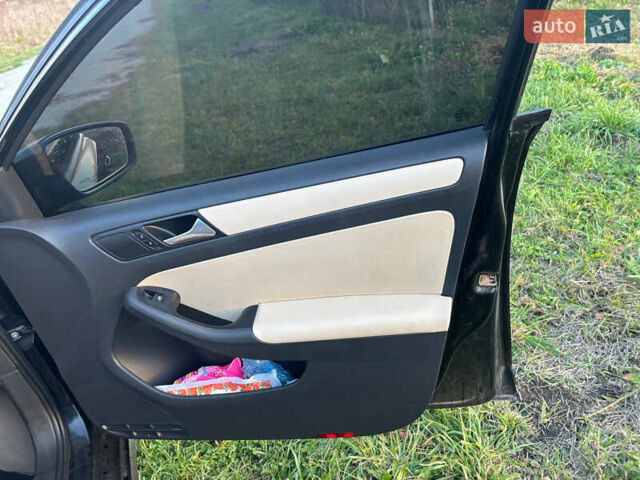 Черный Фольксваген Джетта, объемом двигателя 2.5 л и пробегом 200 тыс. км за 7999 $, фото 12 на Automoto.ua