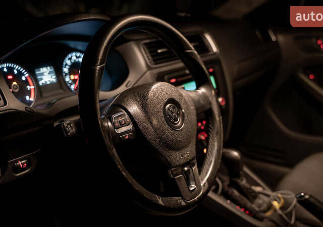 Фольксваген Джетта 2012 в Изюме на Automoto.ua Черный Фольксваген Джетта, объемом двигателя 2.5 л и пробегом 289 тыс. км за 5999 $, фото 5 на Automoto.ua