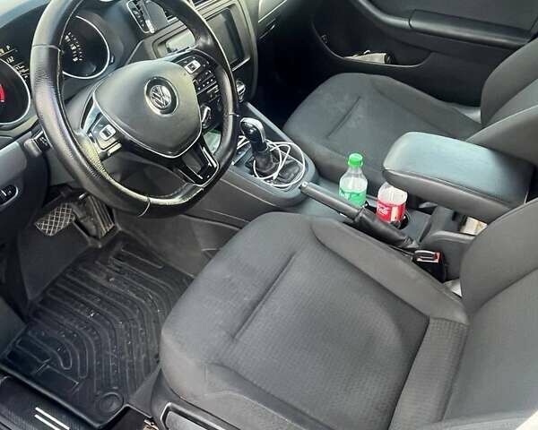 Черный Фольксваген Джетта, объемом двигателя 1.8 л и пробегом 180 тыс. км за 9800 $, фото 5 на Automoto.ua