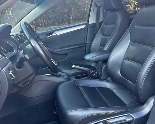 Черный Фольксваген Джетта, объемом двигателя 1.8 л и пробегом 134 тыс. км за 11000 $, фото 12 на Automoto.ua