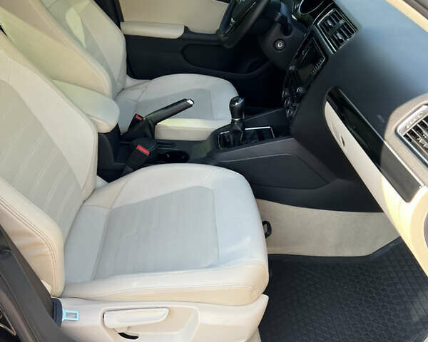 Черный Фольксваген Джетта, объемом двигателя 1.6 л и пробегом 164 тыс. км за 10900 $, фото 10 на Automoto.ua