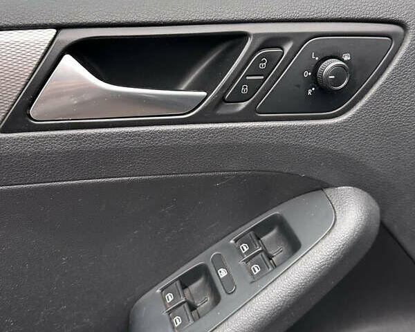 Черный Фольксваген Джетта, объемом двигателя 1.4 л и пробегом 175 тыс. км за 8999 $, фото 30 на Automoto.ua