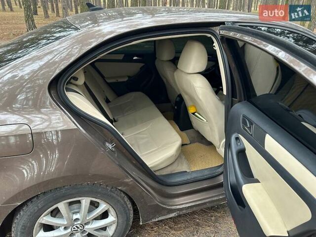 Коричневий Фольксваген Джетта, об'ємом двигуна 2.5 л та пробігом 250 тис. км за 7700 $, фото 5 на Automoto.ua