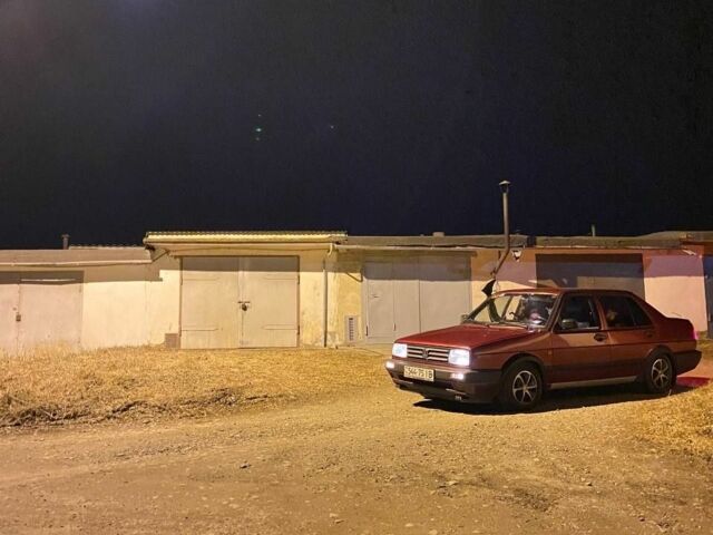 Красный Фольксваген Джетта, объемом двигателя 1.6 л и пробегом 390 тыс. км за 1800 $, фото 3 на Automoto.ua