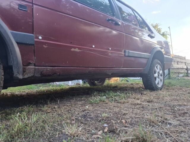 Красный Фольксваген Джетта, объемом двигателя 1.3 л и пробегом 300 тыс. км за 650 $, фото 2 на Automoto.ua