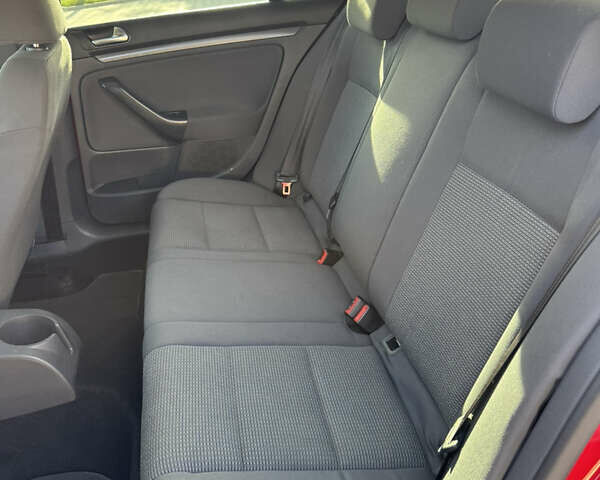 Красный Фольксваген Джетта, объемом двигателя 1.6 л и пробегом 125 тыс. км за 6000 $, фото 4 на Automoto.ua