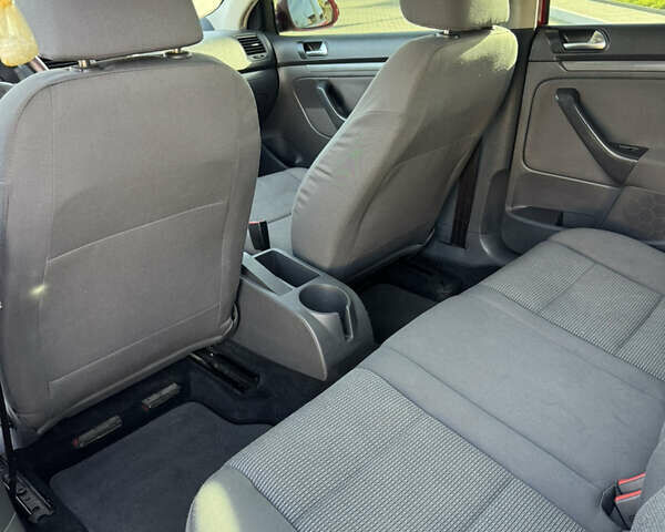 Красный Фольксваген Джетта, объемом двигателя 1.6 л и пробегом 125 тыс. км за 6000 $, фото 5 на Automoto.ua