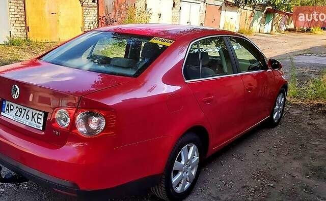 Красный Фольксваген Джетта, объемом двигателя 1.4 л и пробегом 198 тыс. км за 6000 $, фото 3 на Automoto.ua