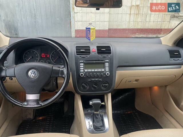 Красный Фольксваген Джетта, объемом двигателя 2.48 л и пробегом 185 тыс. км за 6800 $, фото 11 на Automoto.ua