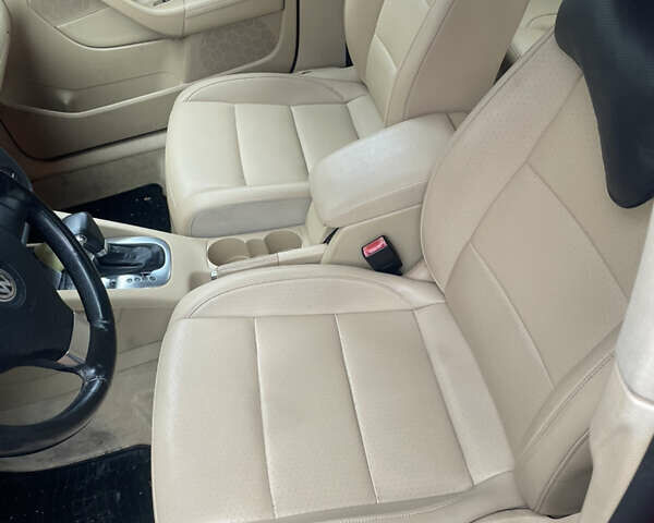 Червоний Фольксваген Джетта, об'ємом двигуна 2.48 л та пробігом 185 тис. км за 6600 $, фото 12 на Automoto.ua