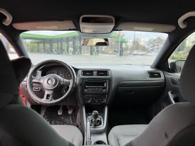 Червоний Фольксваген Джетта, об'ємом двигуна 2 л та пробігом 220 тис. км за 6700 $, фото 6 на Automoto.ua