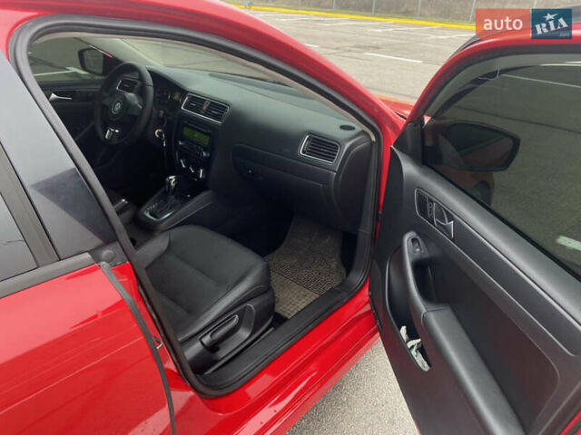 Красный Фольксваген Джетта, объемом двигателя 2.48 л и пробегом 206 тыс. км за 10000 $, фото 12 на Automoto.ua