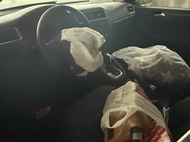 Червоний Фольксваген Джетта, об'ємом двигуна 2 л та пробігом 270 тис. км за 3999 $, фото 2 на Automoto.ua