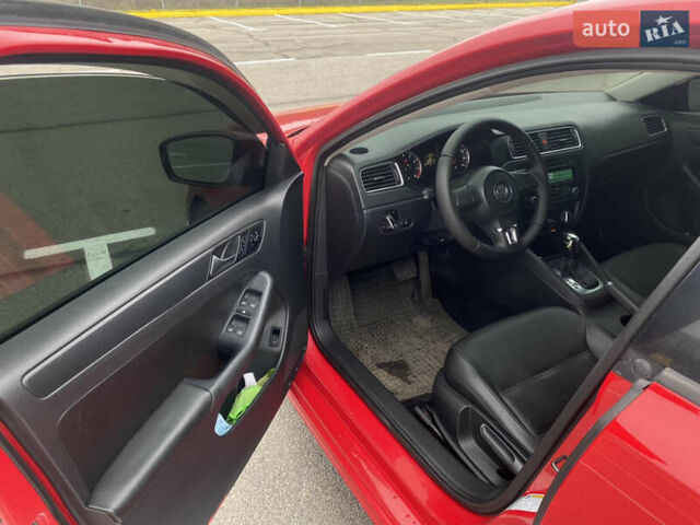 Красный Фольксваген Джетта, объемом двигателя 2.48 л и пробегом 206 тыс. км за 10000 $, фото 13 на Automoto.ua