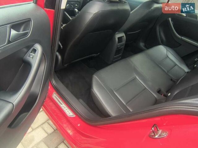 Фольксваген Джетта 2013 в Львове на Automoto.ua Красный Фольксваген Джетта, объемом двигателя 1.97 л и пробегом 101 тыс. км за 9200 $, фото 22 на Automoto.ua