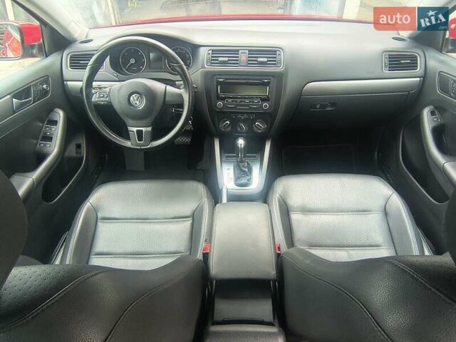 Фольксваген Джетта 2013 в Львове на Automoto.ua Красный Фольксваген Джетта, объемом двигателя 1.97 л и пробегом 101 тыс. км за 9200 $, фото 17 на Automoto.ua