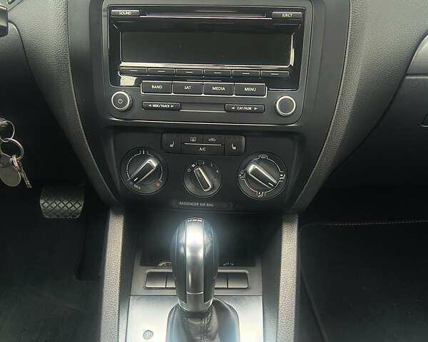 Фольксваген Джетта 2013 в Львове на Automoto.ua Красный Фольксваген Джетта, объемом двигателя 1.97 л и пробегом 101 тыс. км за 9200 $, фото 20 на Automoto.ua