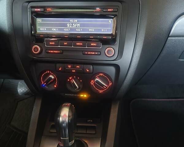 Фольксваген Джетта 2013 в Львове на Automoto.ua Красный Фольксваген Джетта, объемом двигателя 1.97 л и пробегом 101 тыс. км за 9200 $, фото 16 на Automoto.ua