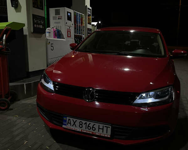 Фольксваген Джетта 2013 в Харькове на Automoto.ua Красный Фольксваген Джетта, объемом двигателя 1.8 л и пробегом 49 тыс. км за 12300 $, фото 2 на Automoto.ua