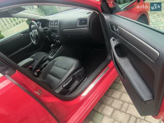 Фольксваген Джетта 2013 в Львове на Automoto.ua Красный Фольксваген Джетта, объемом двигателя 1.97 л и пробегом 101 тыс. км за 9200 $, фото 14 на Automoto.ua