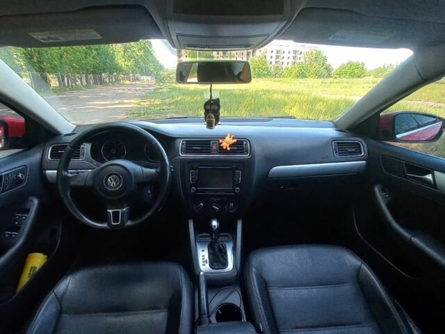 Фольксваген Джетта 2013 в Голованевске на Automoto.ua Красный Фольксваген Джетта, объемом двигателя 2.5 л и пробегом 185 тыс. км за 8000 $, фото 3 на Automoto.ua