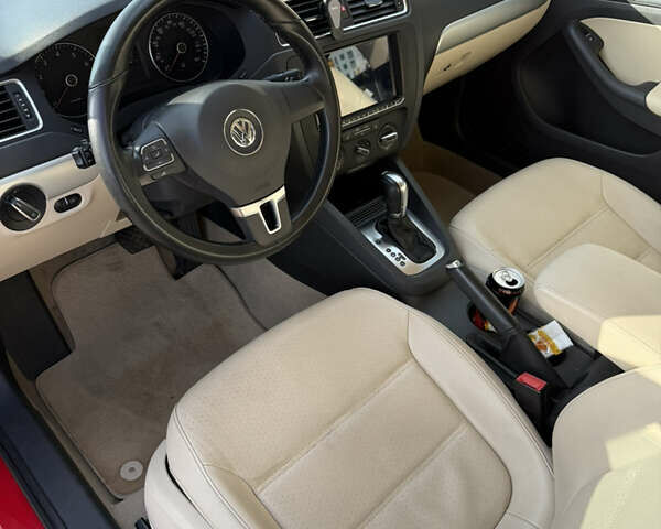 Фольксваген Джетта 2013 в Харькове на Automoto.ua Красный Фольксваген Джетта, объемом двигателя 1.8 л и пробегом 49 тыс. км за 12300 $, фото 19 на Automoto.ua