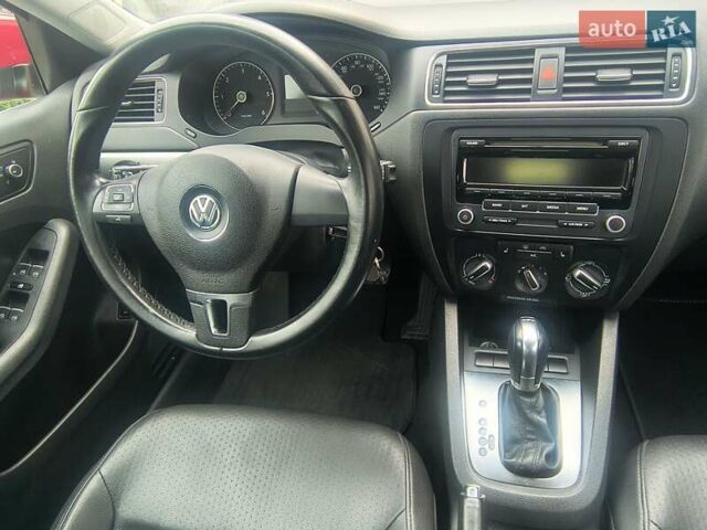 Фольксваген Джетта 2013 в Львове на Automoto.ua Красный Фольксваген Джетта, объемом двигателя 1.97 л и пробегом 101 тыс. км за 9200 $, фото 15 на Automoto.ua