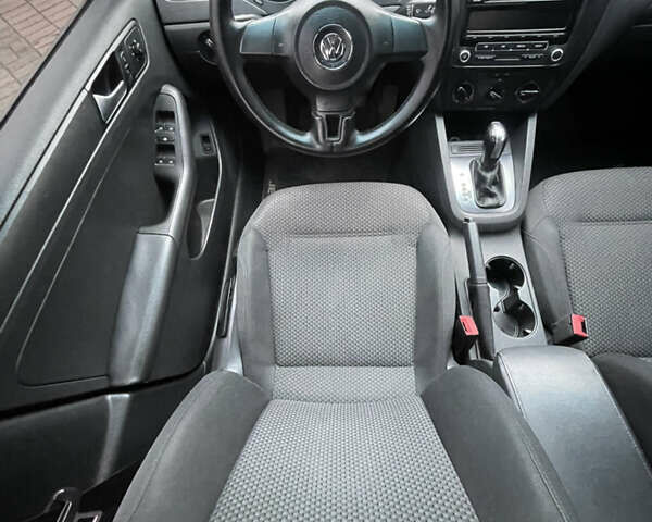 Красный Фольксваген Джетта, объемом двигателя 2 л и пробегом 220 тыс. км за 6600 $, фото 9 на Automoto.ua