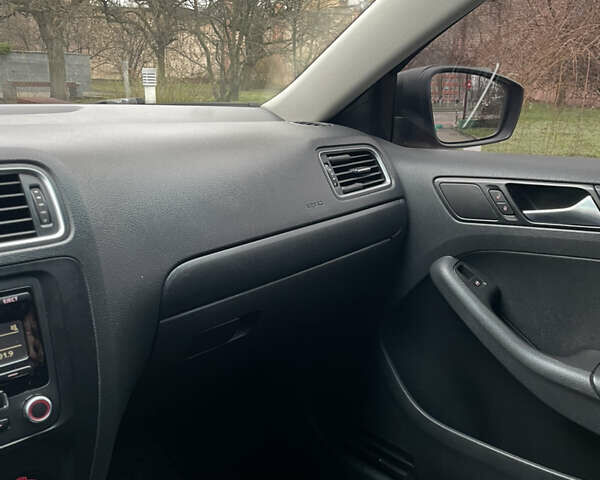 Красный Фольксваген Джетта, объемом двигателя 2 л и пробегом 220 тыс. км за 6600 $, фото 15 на Automoto.ua