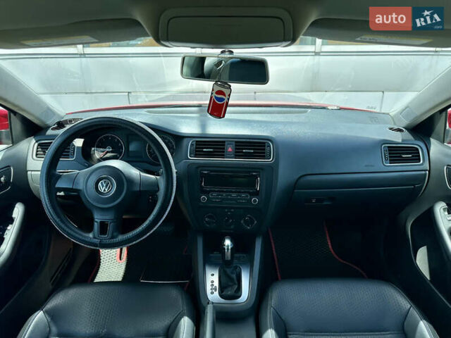 Червоний Фольксваген Джетта, об'ємом двигуна 1.8 л та пробігом 217 тис. км за 7990 $, фото 47 на Automoto.ua