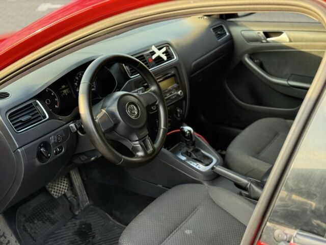 Красный Фольксваген Джетта, объемом двигателя 2 л и пробегом 240 тыс. км за 7150 $, фото 6 на Automoto.ua