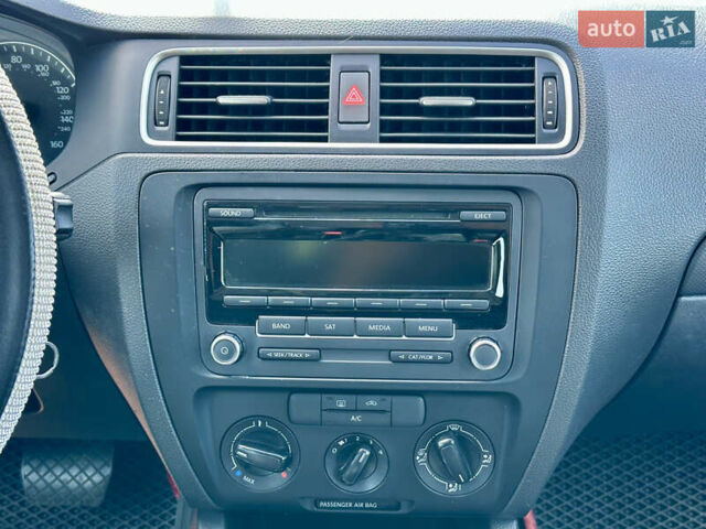 Червоний Фольксваген Джетта, об'ємом двигуна 1.8 л та пробігом 217 тис. км за 7990 $, фото 48 на Automoto.ua