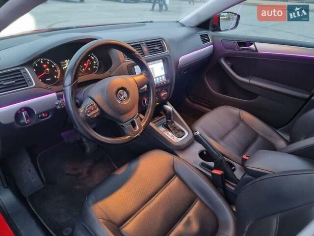 Красный Фольксваген Джетта, объемом двигателя 1.8 л и пробегом 180 тыс. км за 9000 $, фото 5 на Automoto.ua