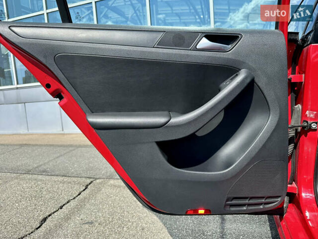 Червоний Фольксваген Джетта, об'ємом двигуна 1.8 л та пробігом 217 тис. км за 7990 $, фото 32 на Automoto.ua