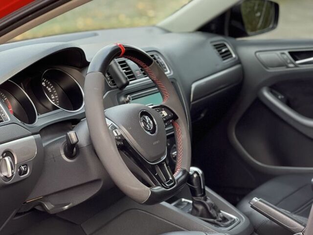 Красный Фольксваген Джетта, объемом двигателя 1.8 л и пробегом 179 тыс. км за 11000 $, фото 5 на Automoto.ua