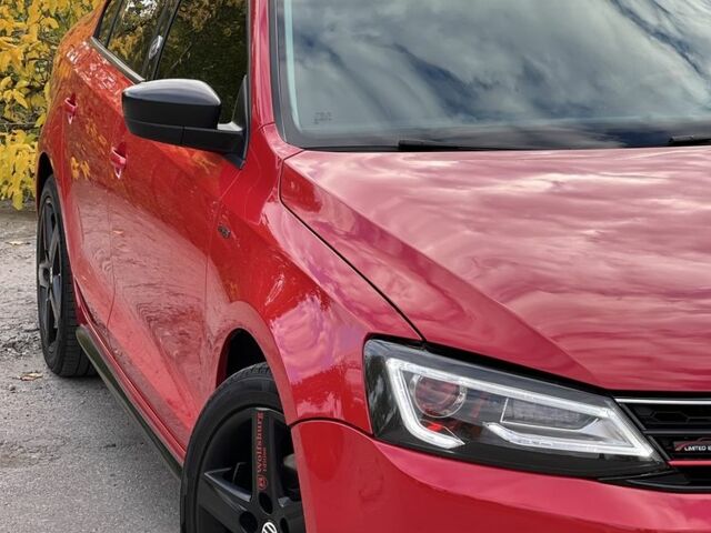 Красный Фольксваген Джетта, объемом двигателя 1.8 л и пробегом 179 тыс. км за 11000 $, фото 3 на Automoto.ua